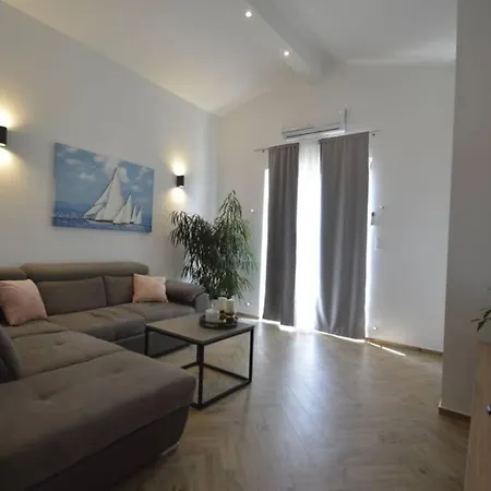 And Cozy Near Pula Apartman